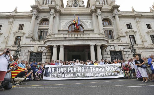 Los Valencianos Salen A La Calle Para Solidarizarse Con Barcelona Y